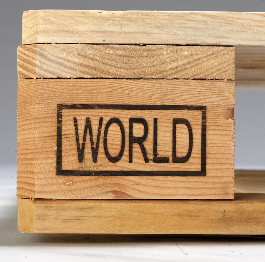 Brandzeichen WORLD auf dem Eckklotz einer Europalette